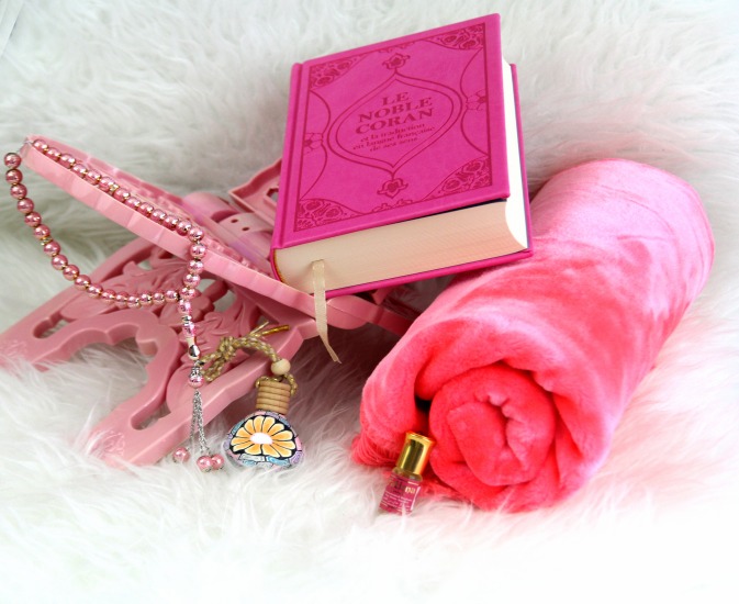 Coffret/Pack cadeau prière pour femme : Tapis rose, Coran luxe rose, Porte  Coran, Diffuseur de parfums, parfum Musc d'Or et chapelet perles - Objet de  décoration ou oeuvre artisanale sur