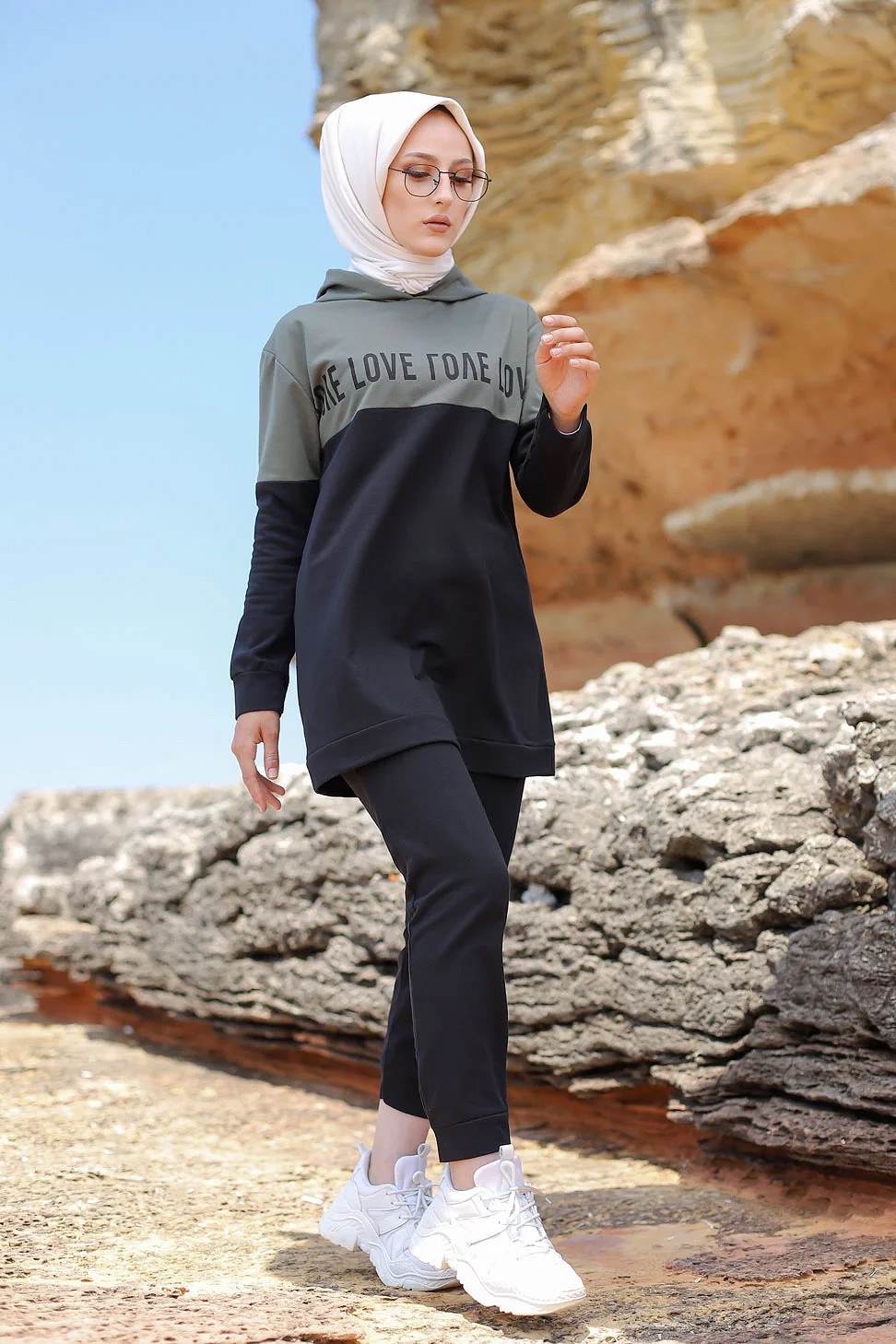 Survêtement Sport 2 pièces (Sportswear pour femme musulmane sportive  voilée) - Couleur blanc et Gris foncé