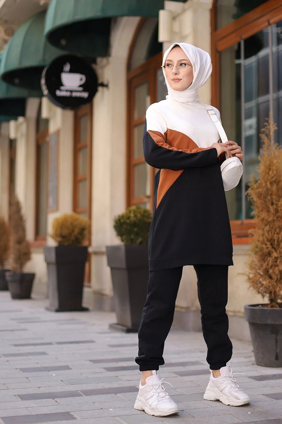 Tenue décontractée et sport deux pièces (Tunique et Pantalon) adaptée à la  femme musulmane - Vêtement à 3 couleurs : noir, bleu et blanc