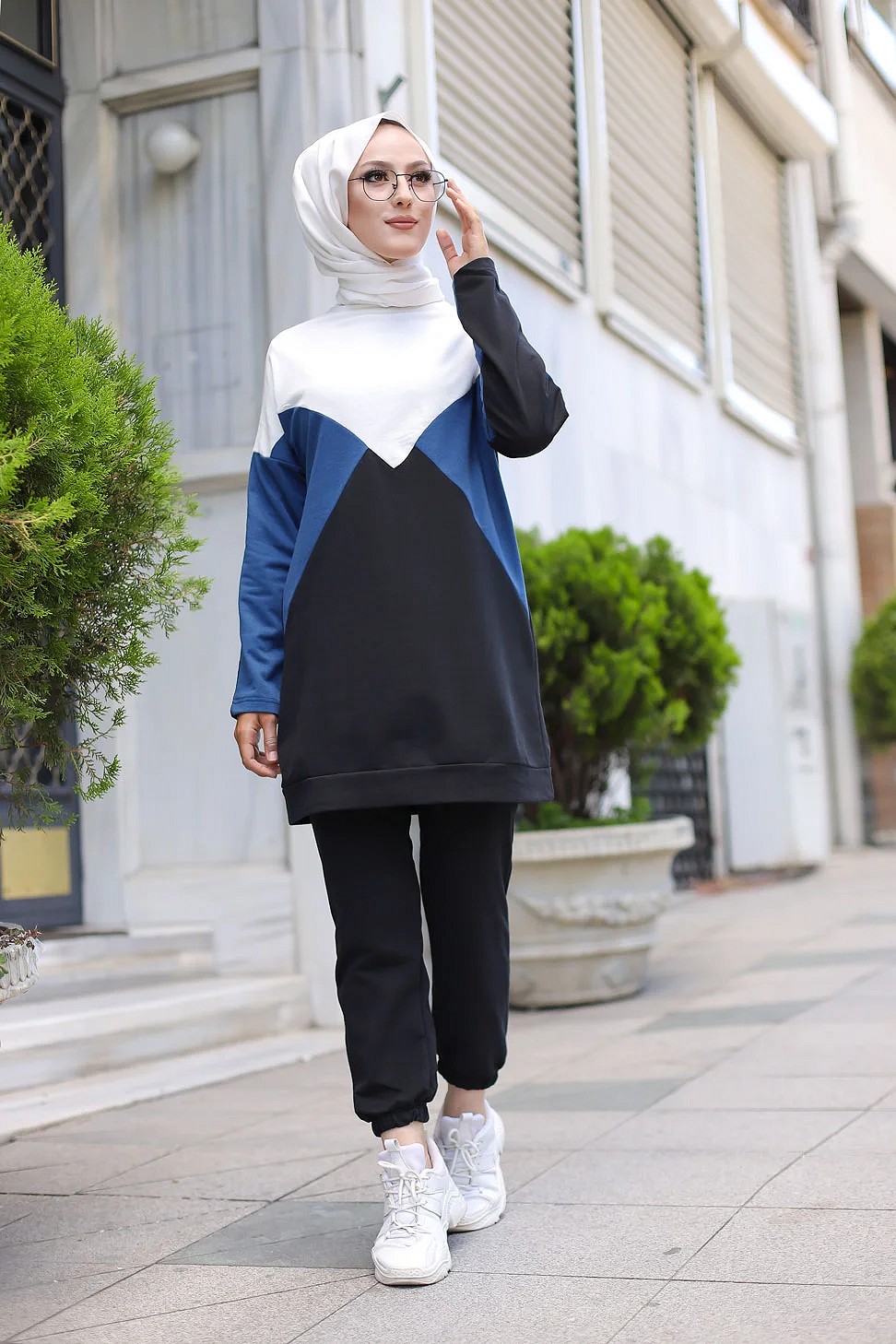 Ensemble bicolore pour femme : Tunique à capuche et pantalon assorti (Tenue  décontractée et sport pour hijab) - Couleur gris et noir - Prêt à porter et  accessoires sur