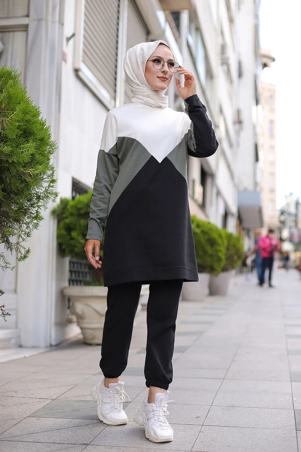 Ensemble survêtement Sportswear - Tenue décontractée et de sport femme  musulmane - Sweat-shirts et pantalon jogging - Couleur Noir