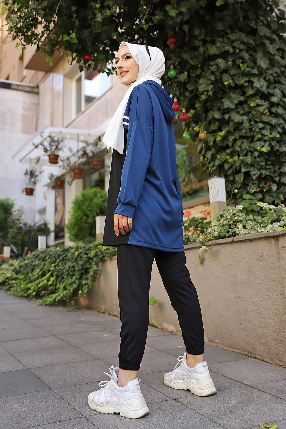 Survêtement femme (Ensemble décontracté sweet à capuche et pantalon) -  Couleur Blanc et Bleu indigo - Prêt à porter et accessoires