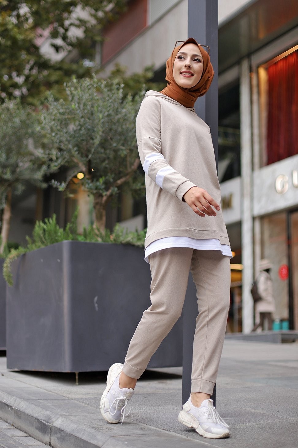 Survêtement femme (Ensemble sport Sweat à capuche et Pantalon) - Couleur  Blanc et Beige - Prêt à porter et accessoires