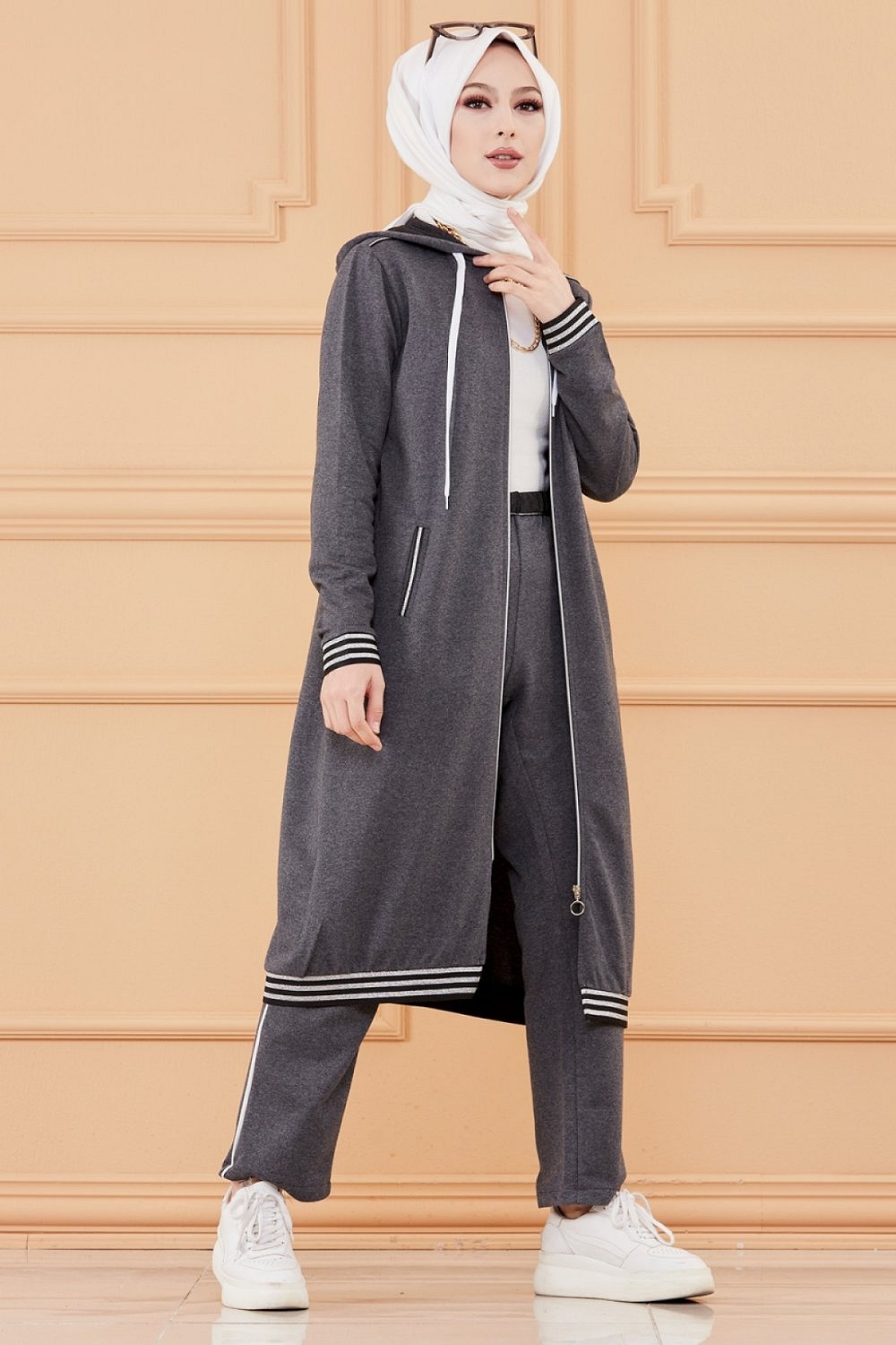 Veste longue à capuche type Sportswear pour femme voilée - Couleur  anthracite - Prêt à porter et accessoires sur